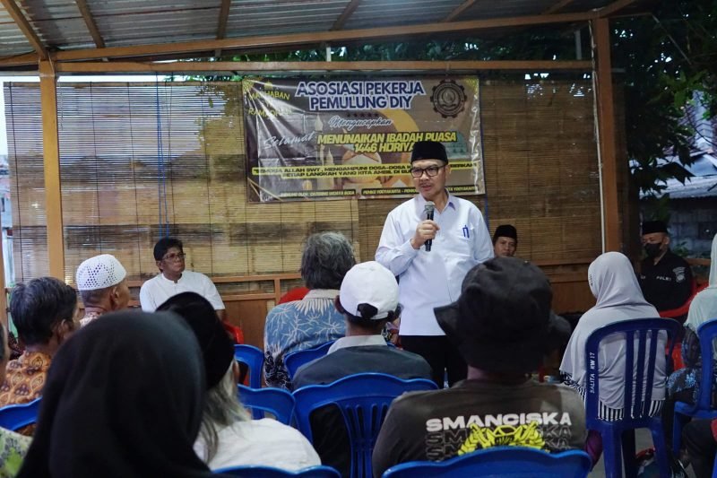 Wali kota Yogyakarta Hasto Wardoyo saat memberikan arahan kepada para pemulung. (Foto : Kominfo Yogyakarta)