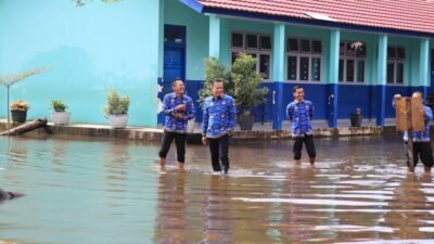 Kepala Dinas Pendidikan Kota Palembang, Adrianus Amri turun langsung ke lapangan untuk meninjau kondisi sekolah yang terendam banjir