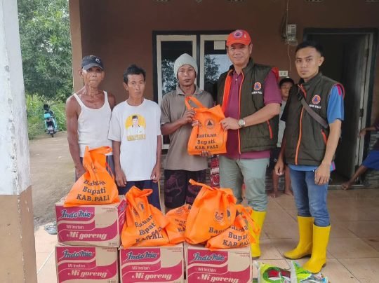 Kepala BPBD Ahmad Hidayat Salurkan Bantuan Kemanusiaan dari Bupati dan Wakil Bupati PALI untuk Warga Terdampak Longsor di Karta Dewa