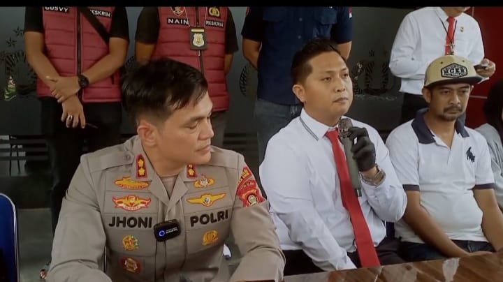 Kapolres Muara Enim AKBP Jhoni Eka Putra SIK, didampingi Kasat Reskrim AKP Yogie Sugama dalam keterangan nya pada awak media di Mapolres Muara Enim. Kamis, (20/3/2025).
