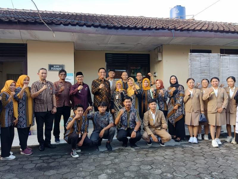Foto bersama petugas Rumah Pelayanan Sosial Lanjut Usia Terlantar Budhi Dharma. (Foto : Pemko Yogyakarta)