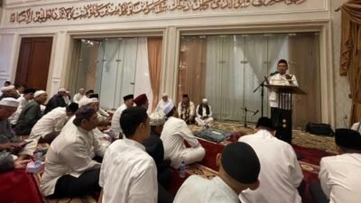 Ustadz Abdul Somad (UAS) bersama ribuan jamaah dari kota Palembang mendoakan untuk kesembuhan Kms H Halim Ali