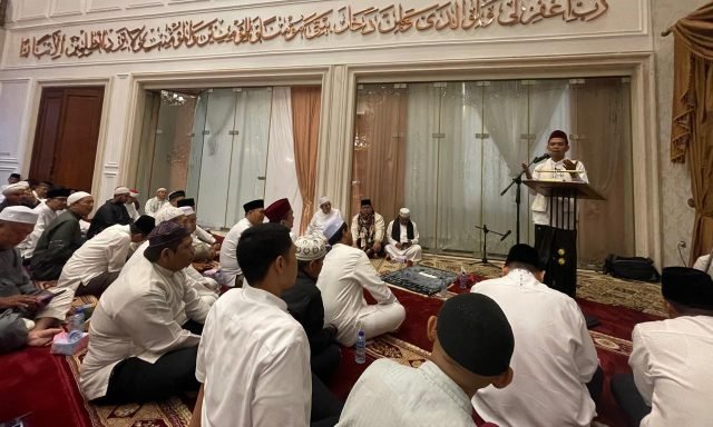 Ustadz Abdul Somad (UAS) bersama ribuan jamaah dari kota Palembang mendoakan untuk kesembuhan Kms H Halim Ali