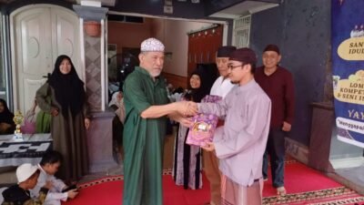 Ketua Pembina Yayasan PABI, HM Yusuf Usman saat memberikan hadiah kepada pemenang lomba