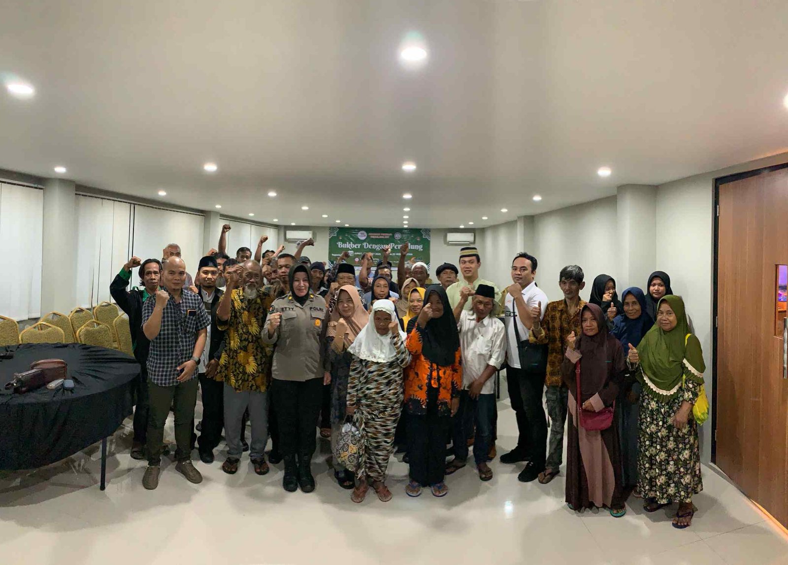 Asosiasi Pekerja Pemulung DIY saat berbuka puasa bersama Teh Idaman. (Dok : APPS)