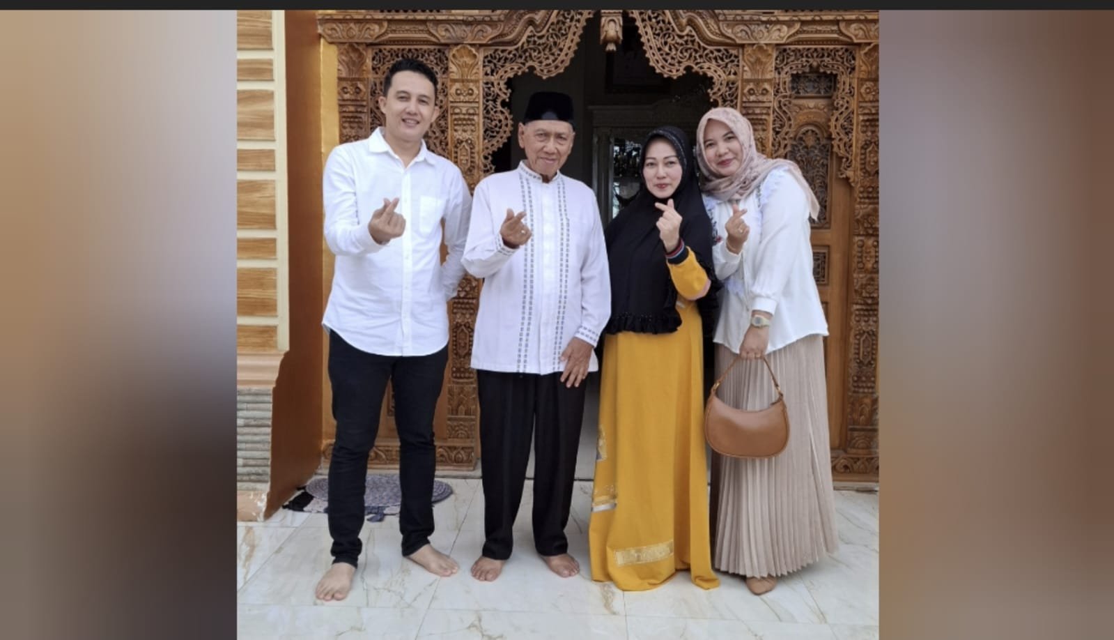 Pakde Slamet saat foto bareng warga