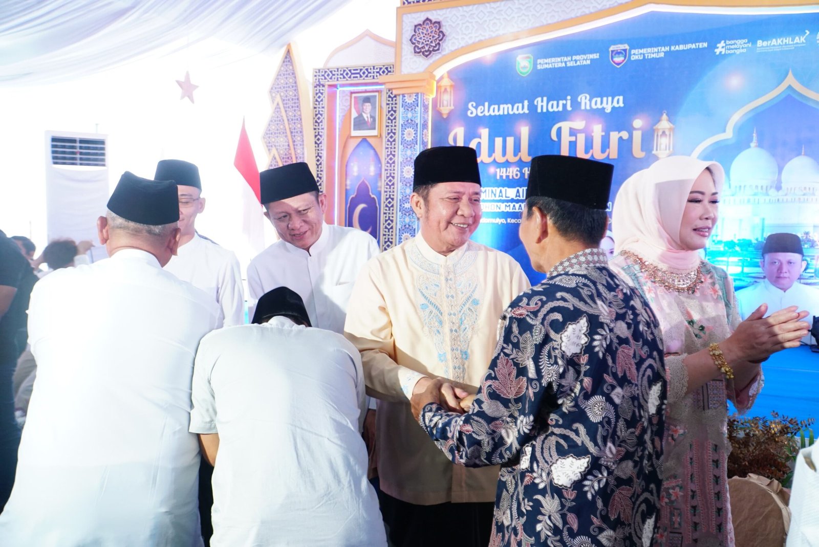 Gubernur Sumatera Selatan (Sumsel) H Herman Deru di dampingi Ketua Tim (TP) Pemberdayaan Kesejahteraan Keluarga (PKK) Provinsi Hj Febrita Lustia HD sekeluarga besar melakukan silaturahmi dan halal bihalal