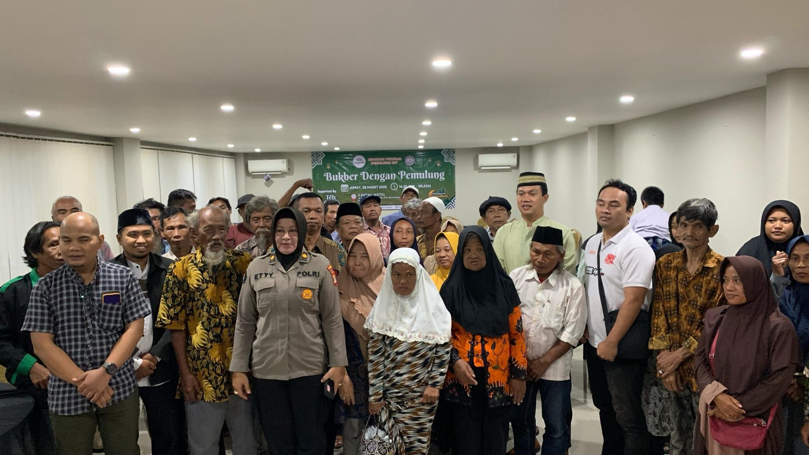 Asosiasi Pekerja Pemulung DIY saat diabadikan pada berbuka puasa beberapa waktu lalu. (Foto : Asosiasi Pekerja Pemulung DIY)