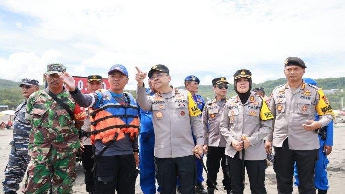 Kapolda DIY Irjen Anggoro Sukartono, melakukan pengecekan ke Pos Pengamanan Pantai Parangtritis guna memastikan kesiapan pelayanan keamanan bagi wisatawan yang berkunjung selama libur hari raya. (Foto Polda DIY)