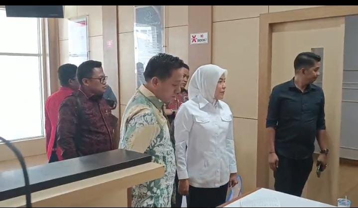 Terlihat saat Mantan Wakil Walikota Palembang Fitrianti Agustinda dan suaminya, Dedi Sipriyanto, hadir di Kejari Palembang