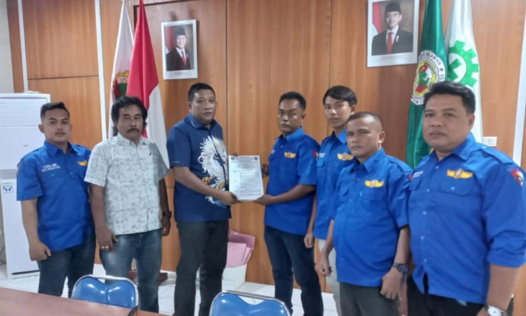 Yongki R saat menerima Surat Keputusan (SK) kepengurusan DPC F.SPTI-K.SPSI Asahan Periode 2025-2029