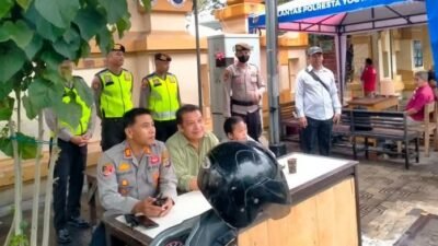 Kegiatan pengamanan ini dipimpin oleh Kapolsek Mantrijeron AKP Kusnaryanto, S.H.,M.A., bersama Kasat Reskrim Polresta Yogyakarta Kompol MP. Probo Satrio, S.H. di Gereja Katolik Hati Kudus Tuhan Yesus Pugeran, Yogyakarta. (Foto : Polresta Yogyakarta)