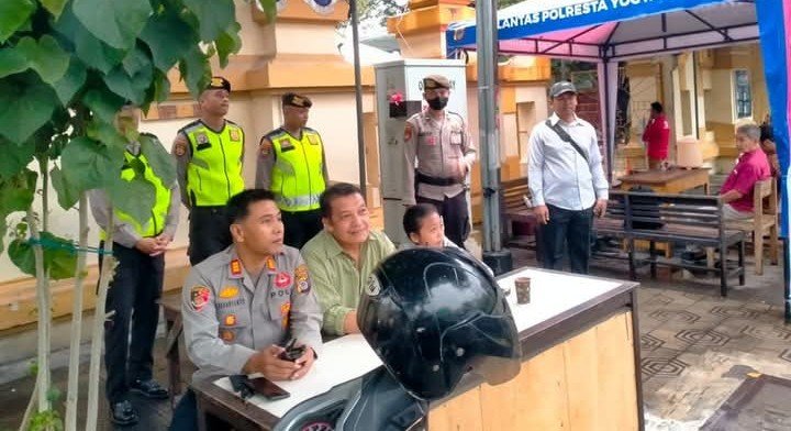 Kegiatan pengamanan ini dipimpin oleh Kapolsek Mantrijeron AKP Kusnaryanto, S.H.,M.A., bersama Kasat Reskrim Polresta Yogyakarta Kompol MP. Probo Satrio, S.H. di Gereja Katolik Hati Kudus Tuhan Yesus Pugeran, Yogyakarta. (Foto : Polresta Yogyakarta)