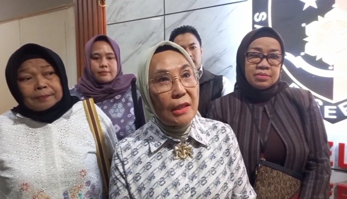 Istri sah M. Sukri Zen didampingi Kuasa Hukumnya mendatangi Polrestabes Palembang. (Photo: Kiki Nardance)