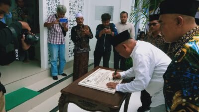 Bupati Sleman Harda Kiswaya saat melakukan Peresmian dan Penandatanganan di Masjid Nurul Alamin