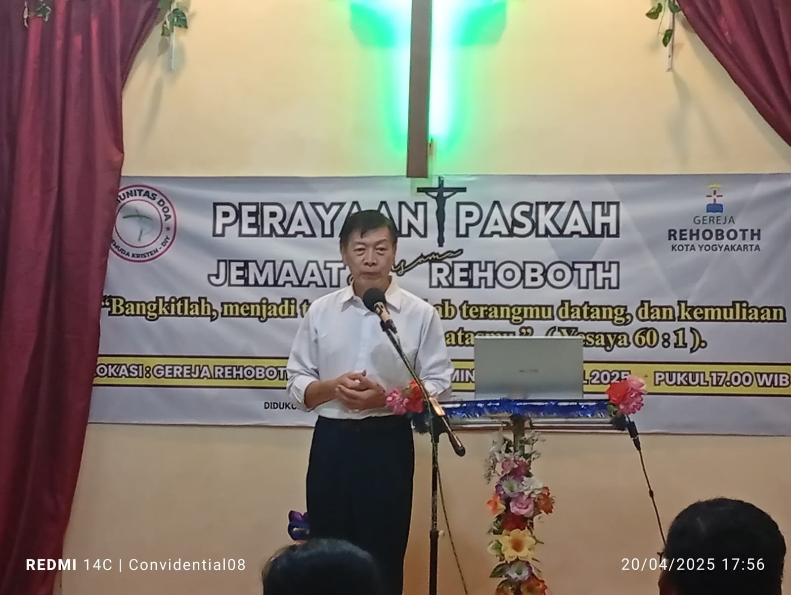 Pendeta Kristianto saat memberikan kotbah Paskah di Gereja Rehoboth Kota Yogyakarta. (Foto : Simon)
