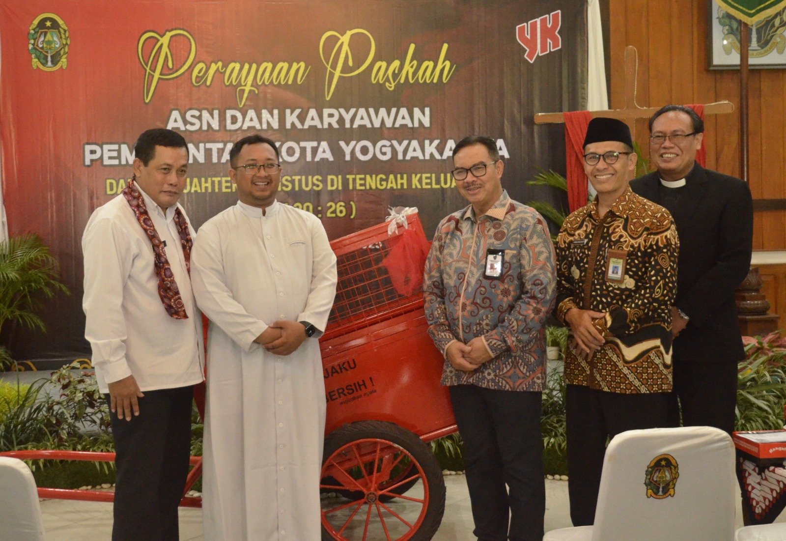 ASN Kristiani Serahkan Gerobak Transporter pada Perayaan Paskah. (Foto : Pemko Yogyakarta)