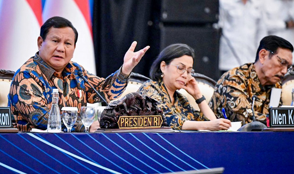 Presiden Prabowo Subianto berdialog dengan para ekonom dan pengusaha pada acara Sarasehan Ekonomi yang digelar di Menara Mandiri, Jakarta, pada Selasa, 8 April 2025. (Foto: BPMI Setpres)