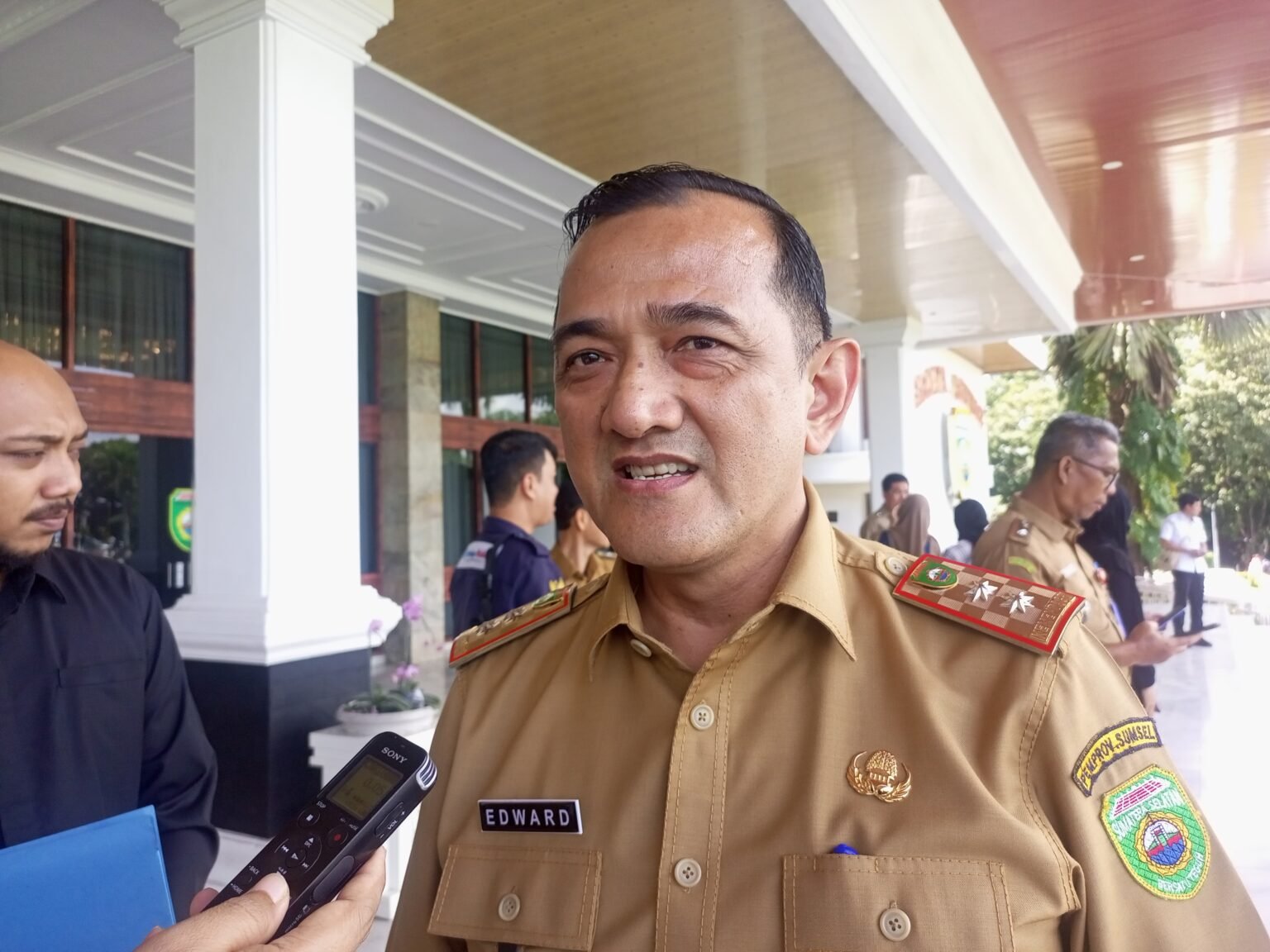 Sekretaris Daerah (Sekda) Sumatera Selatan, Edward Candra saat diwawancari pada, Selasa (8/4/2025).