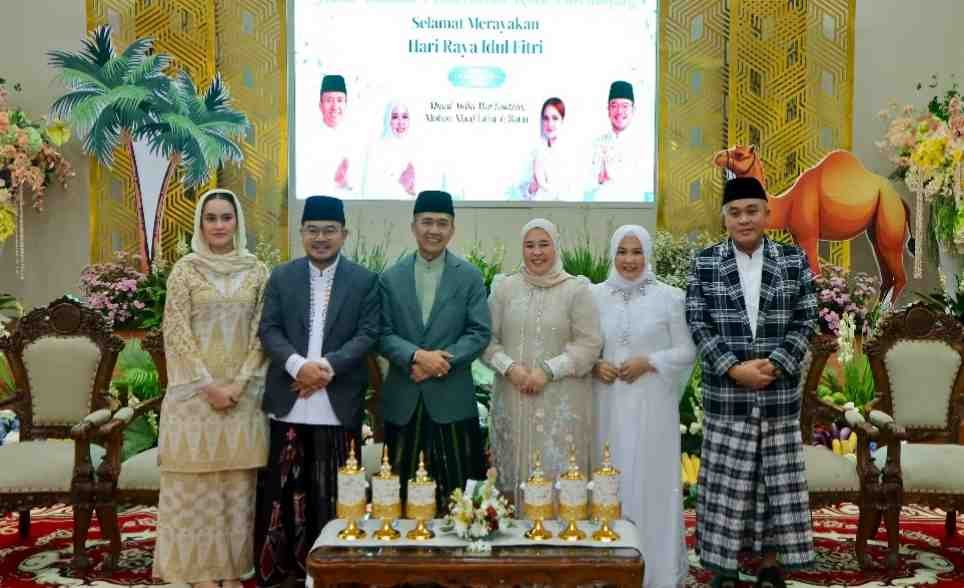 Ratu Dewa dan Prima Salam saat foto bersama dj hari raya idul fitri