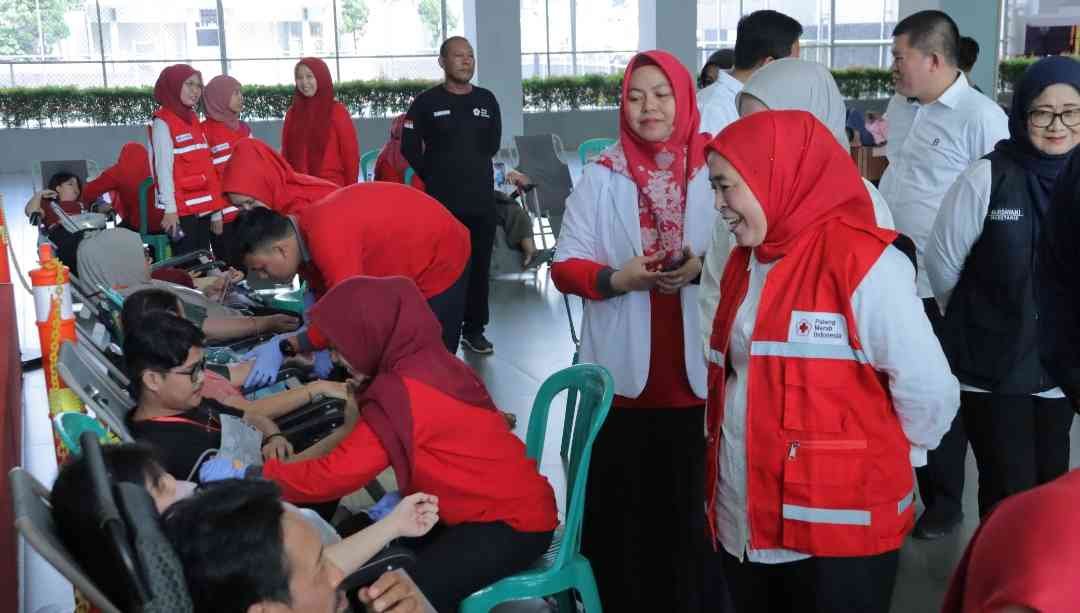 Ketua PMI kota Palembang Dewi Sastrani Ratu Dewa tinjau pelaksanaan donor darah