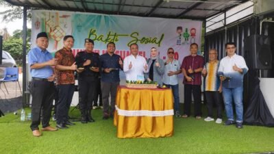 Ketua YLKI Sumsel, RM Taufik Husni saat potong tumpeng acara Peringatan HUT ke-20 YLKI Sumsel di Palembang, Senin (7/4/2025).