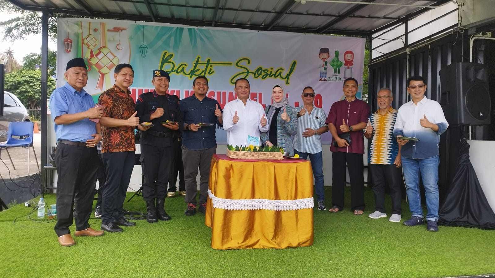 Ketua YLKI Sumsel, RM Taufik Husni saat potong tumpeng acara Peringatan HUT ke-20 YLKI Sumsel di Palembang, Senin (7/4/2025).