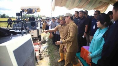 Herman Deru di sela-sela mengikuti Panen Raya Padi Serentak di 14 Provinsi bersama Presiden Republik Indonesia Jenderal (Purn) H. Prabowo Subianto secara virtual 14 Provinsi, 157 Kabupaten/kota, di Desa Cahya Maju, Kecamatan Lempuing Kabupaten Ogan Komering Ilir (OKI), Senin (7/4/2025) pagi.