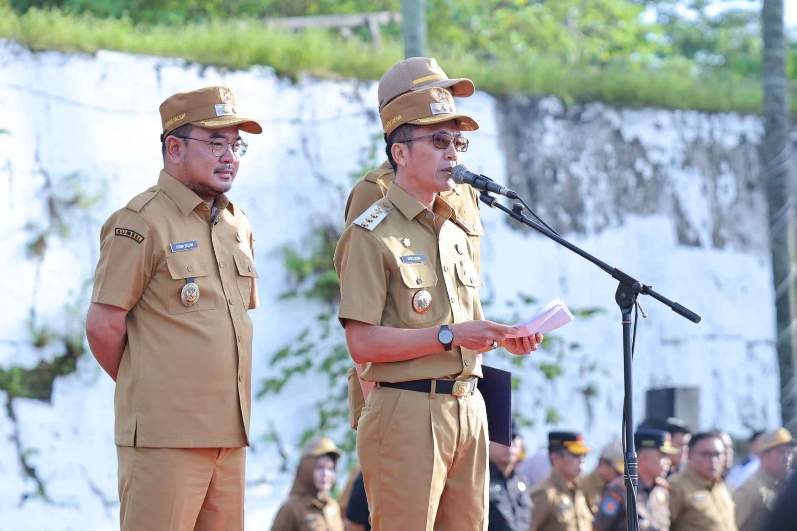 Wali Kota Palembang Ratu Dewa dan Wawako Prima Salam saat memimpin apel perdana di BKB Palembang