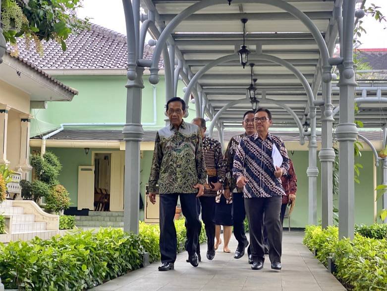 Jajaran Pemkot Yogya pagi ini saat menghadiri rapat koordinasi pengembangan infrastruktur dan objek wisata yang digelar Pemda DIY di Gedhong Pracimasana. (Foto : Pemko Yogya)