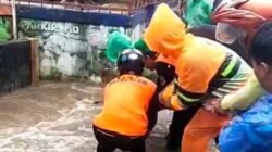 BPBD Pagaralam saat mengamb sampah yang tersumbat di Gorong-Gorong