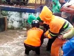 Gorong-Gorong Tersumbat Kasur dan Pembatas Jalan, 15 Rumah di Pagaralam Terendam Banjir