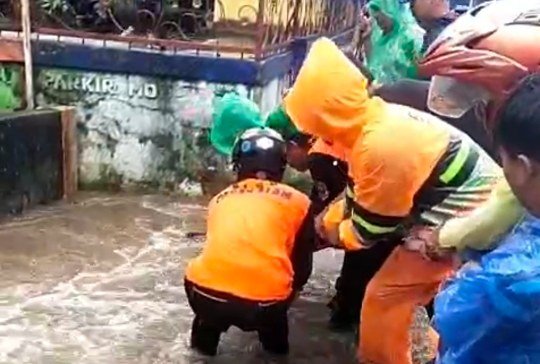 BPBD Pagaralam saat mengamb sampah yang tersumbat di Gorong-Gorong 