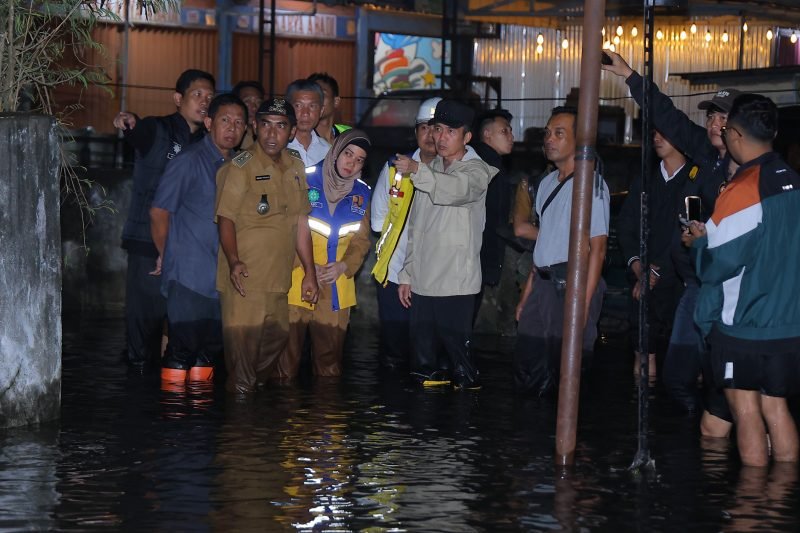 Wali Kota Palembang Ratu Dewa bersama tim BPBD, Kepala Balai Sungai, Dinas PUPR camat dan lurah langsung terjun ke lapangan untuk meninjau lokasi-lokasi terdampak banjir,