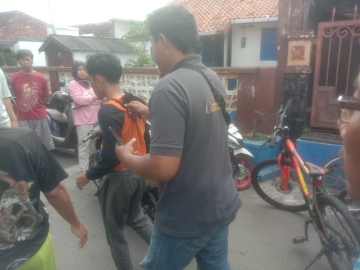 Pelaku pencurian kotak Infaq Masjid Asy-Syfa Yogyakarta, saat diamankan petugas. (Foto : Polresta Yogyakarta)
