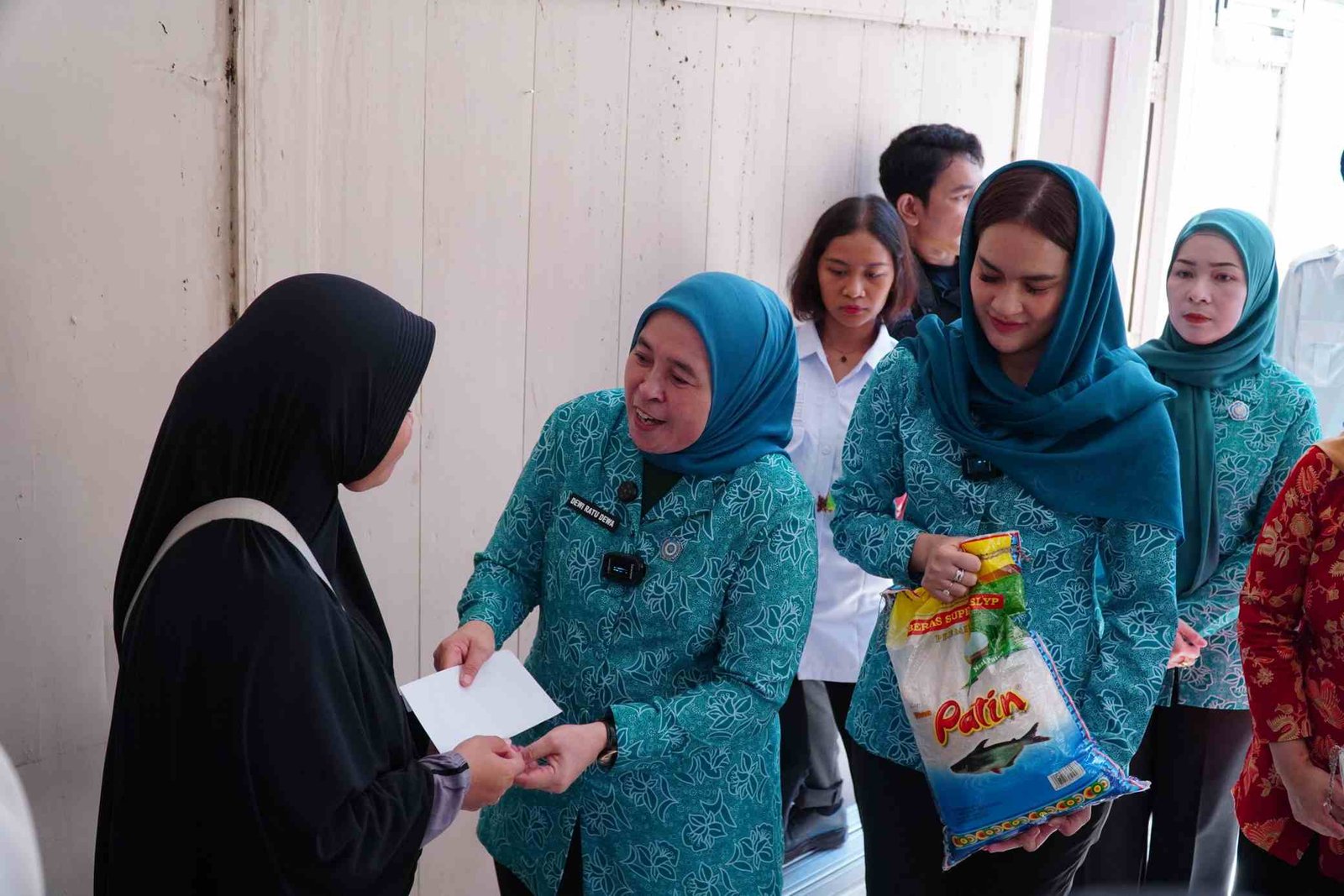 Ketua TP PKK Bersama Dharmawanita Santuni Korban Kebakaran