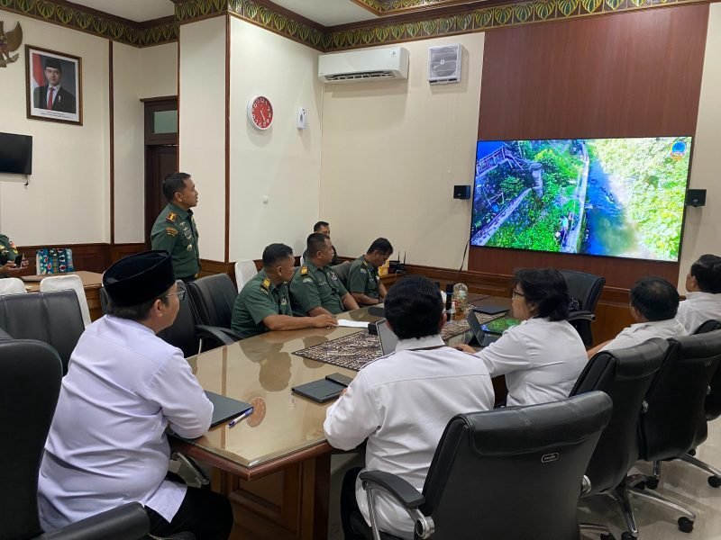 Komandan Kodim 0734/Kota Yogya, Kolonel Inf Arif Setiyono saat menjelaskan berbagai program unggulan milik Kodim. (Foto : Pemko Yogya)