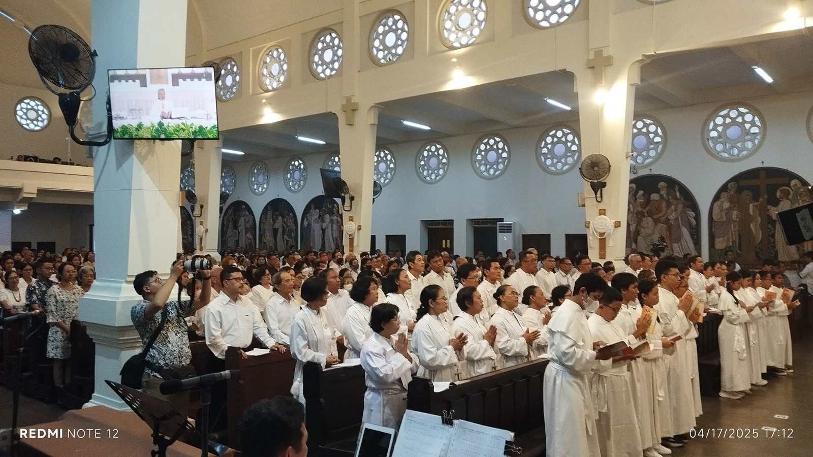 Sejumlah jemaat melaksanakan ibadah Misa Kamis Putih dalam rangkaian Tri Hari Suci Paskah 2025 di Gereja Katolik Santo Yusup Bintaran, Yogyakarta, Kamis (17/4/2025). (Foto : Simon)