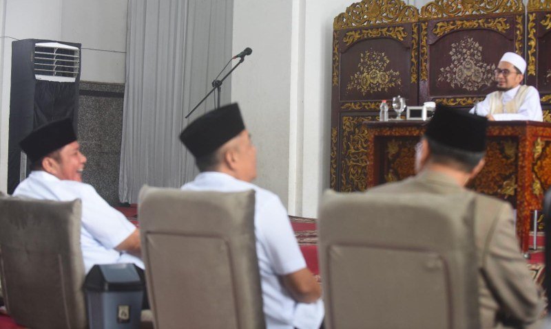 Gubernur Sumatera Selatan (Sumsel) H. Herman Deru didampingi oleh Wakil Gubernur (Wagub) Sumsel H Cik Ujang menghadiri Tabligh akbar