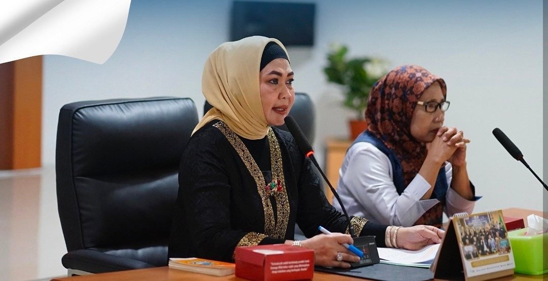 Kepala Dinas Pemberdayaan Perempuan dan Perlindungan Anak (PPPA) Provinsi Sumatera Selatan, Ibu Fitriana, S.Sos, M.Si, (kiri)