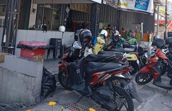 Cafe yang menggunakan trotoar sebagai lahan parkir di Jalan Taman Siswa 134, Yogyakarta. (Foto : Simon)
