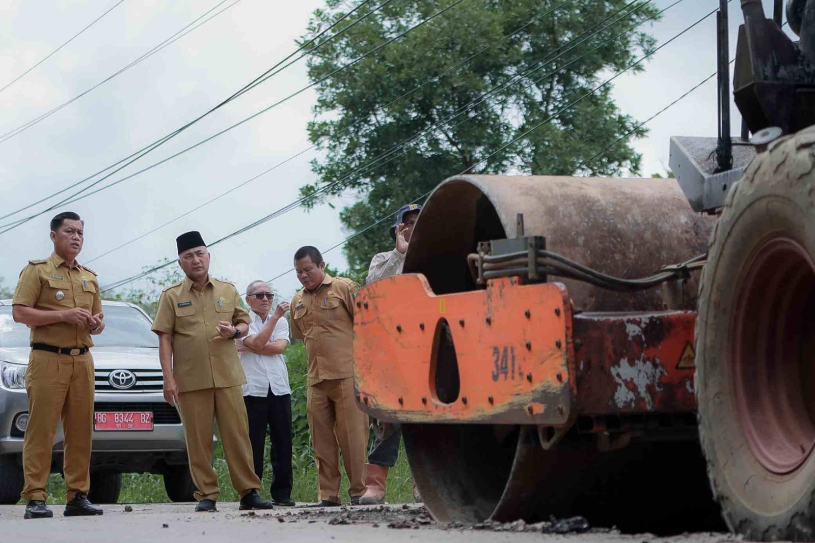 Wabup Hingga Sekda Muba Turun Langsung Melakukan Peninjauan Progres Perbaikan Jalan Sekayu - PALI