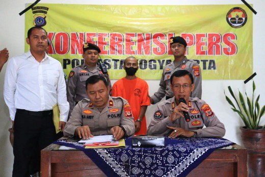 Terduga pelaku AB warga Cilacap, Jawa Tengah, saat dipaparkan pihak Kepolisian Sektor Gedongtengen. (Foto : Simon)