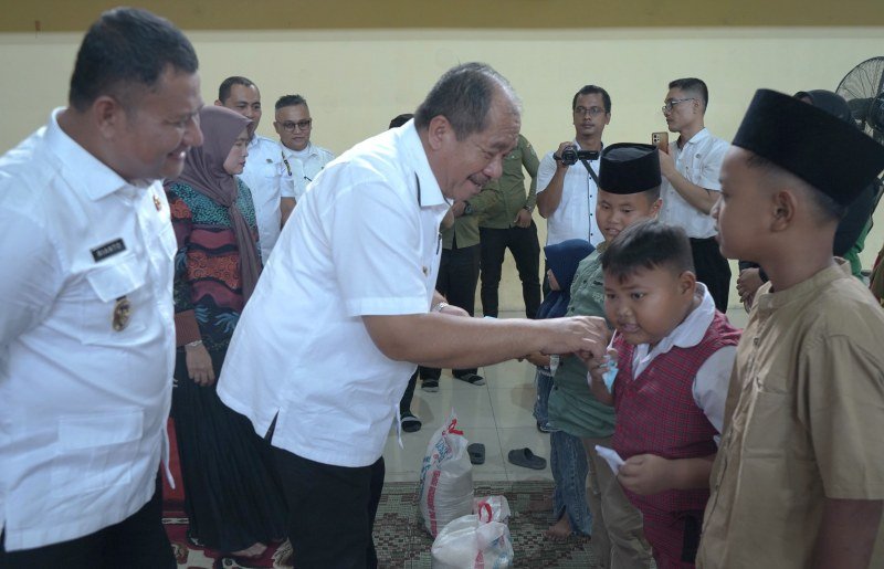 Bupati dan Wabup Berikan Salam Hormat Kepada Ratusan Petugas Kebersihan Asahan