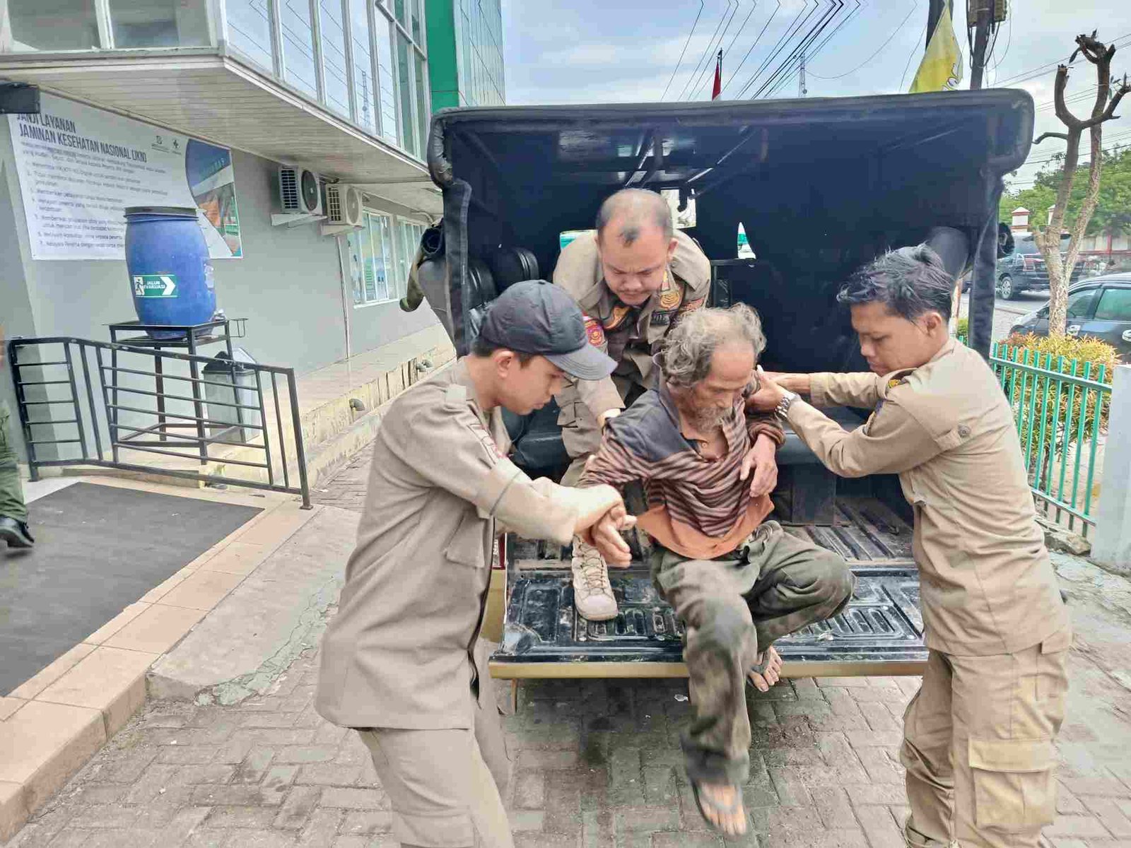 Satpol PP OI Sigap Tanggap Peduli Orang Terlantar