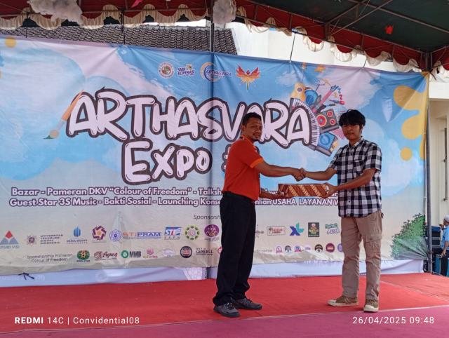 Kepala SMK Koperasi Aris Budiyanto saat menyerahkan bantuan secara simbolis kepada Asosiasi Pekerja Pemulung DIY. (Foto : Simon)