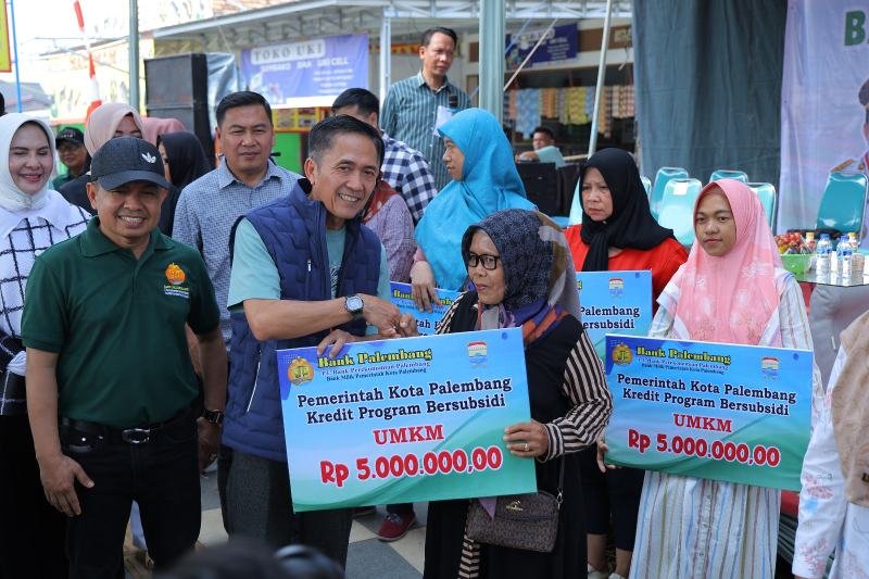 Walikota Palembang, Ratu Dewa saat menyalurkan bantuan modal usaha bagi pelaku usaha mikro di Kota Palembang Minggu (27/4/2025)