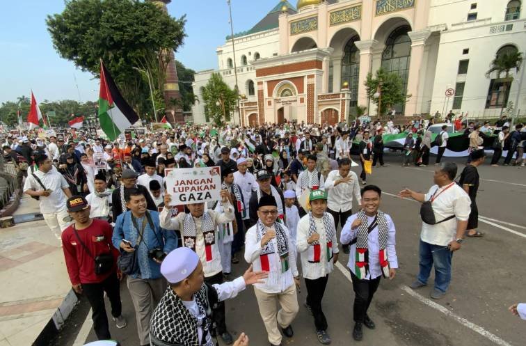 Ribuan umat muslim, yang tergabung dalam Aksi Bela Palestina Jilid IV, Minggu (27/4/2025) melakukan aksi demonstrasi