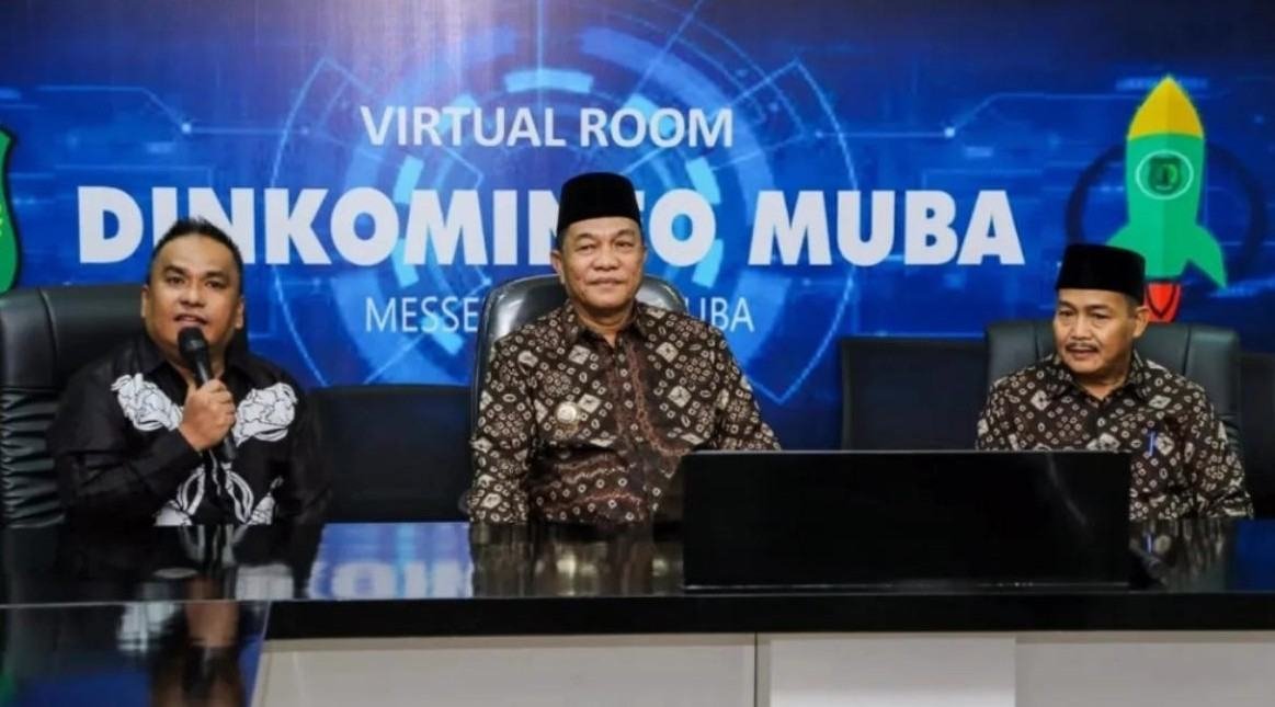 Bupati Musi Banyuasin H. M. Toha (Tengah)