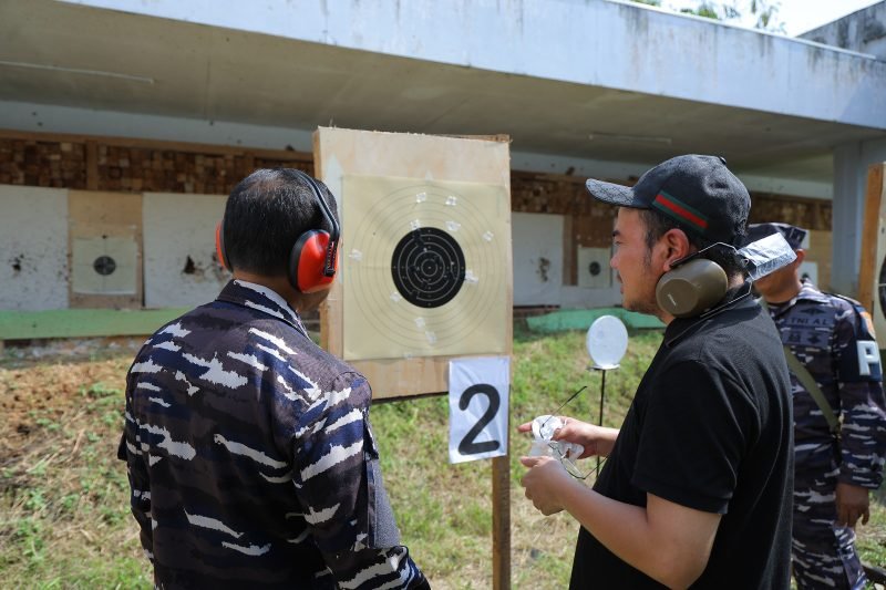 Wawako Palembang Prima Salam saat Ikut Latihan Menembak